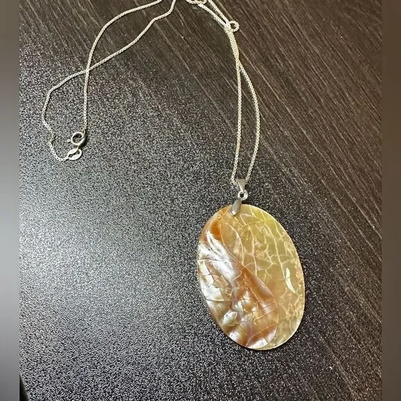 SALE! Mother of pearl pendant on a solid .925 18” box chain! - Picture 8 of 9